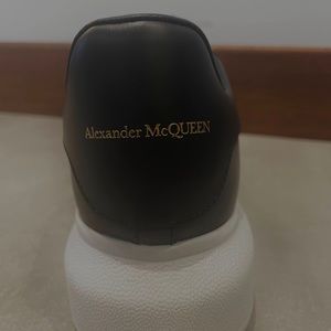 AUTHENTIC Alexander McQueen Sneakers in black. Size 39 women.